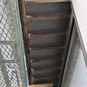 【新潟市江南区】霧除け軒天の張替え｜ベニヤ劣化をガルバリウム鋼板で美しくリフォーム！
