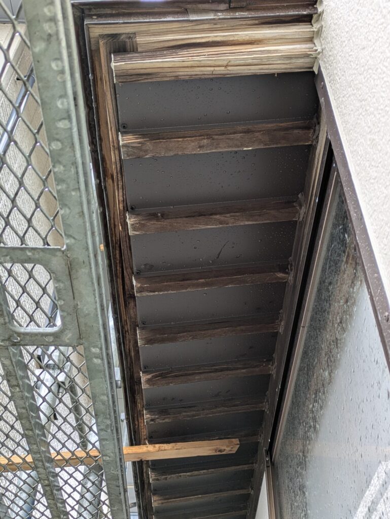 【新潟市江南区】霧除け軒天の張替え｜ベニヤ劣化をガルバリウム鋼板で美しくリフォーム！