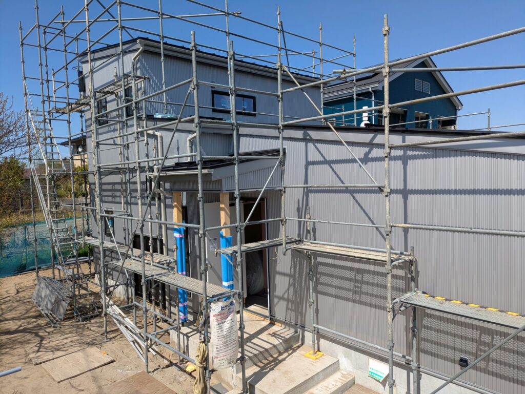 江南区 新築外壁｜IGガルスパン シルバーメタリック縦張り施工事例