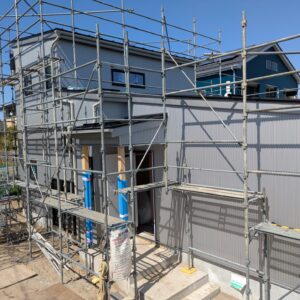 江南区 新築外壁｜IGガルスパン シルバーメタリック縦張り施工事例