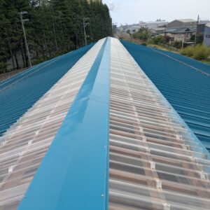 工場屋根の明かり取りを板金ふさぎ｜暑さ対策・遮熱工事