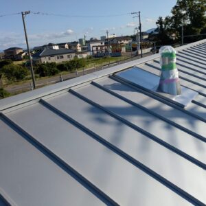 西区新築事務所の屋根工事｜32型立平屋根と屋根煙突を施工しました
