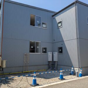 西区に映えるデザイン集合住宅｜耐摩シルバー小波の洗練された外観