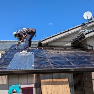 屋根ポリカ波板、ブロンズ色に貼り替え、新潟市江南区S邸